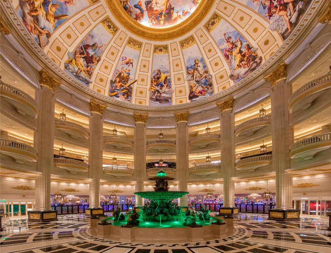 Khu sòng bạc được thiết kế với diện tích 12.500 m2, có sức chứa 2500 máy đánh bạc và 400 bàn chơi bạc. Đây có lẽ là điểm đến thú vị đối với các “con bạc” lớn ở Macau cũng như trong khu vực. Ảnh: Agoda.
