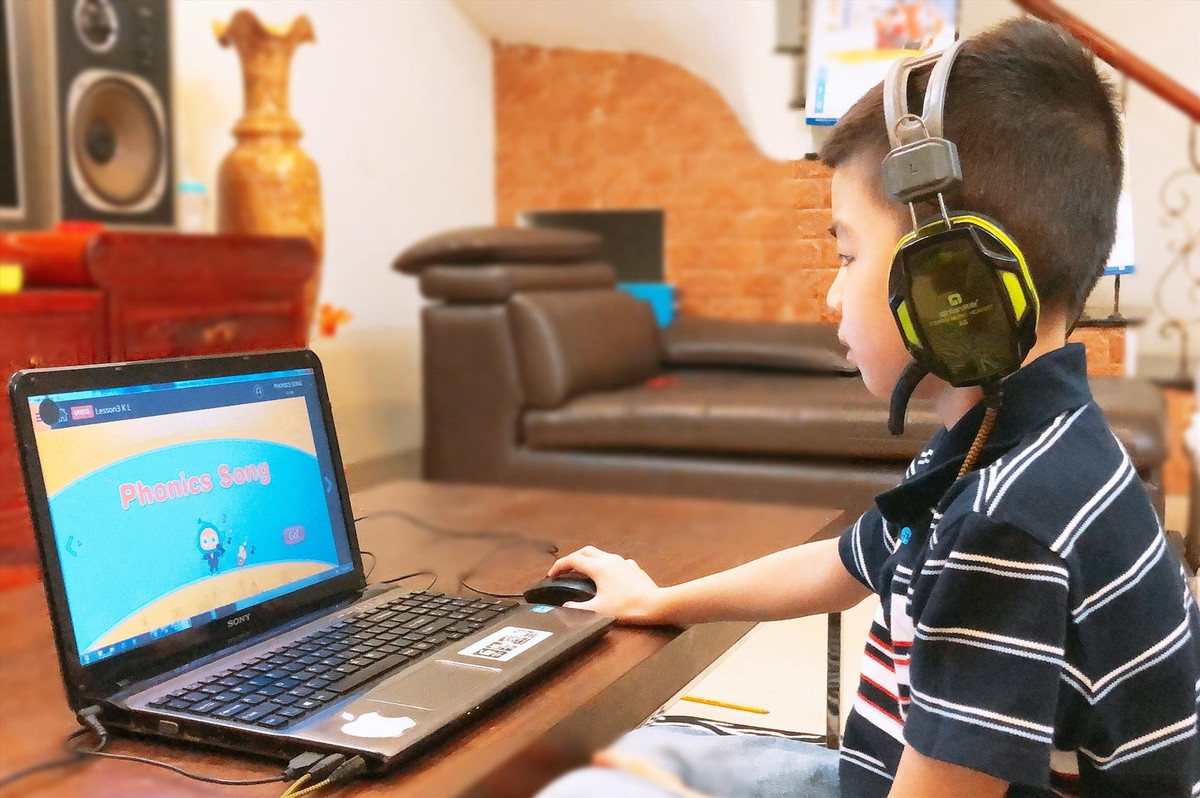 Cuoi ra nuoc mat voi muon van kieu hoc online thoi COVID-19