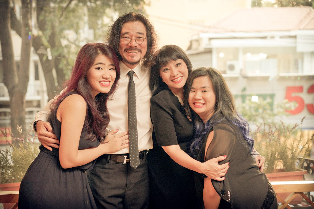  Gia đình nhạc sĩ Khắc Triệu - Cẩm Vân có hai con gái. Cece Trương - con gái thứ hai - sinh năm 1998, tên thật là Trương Hoàng Vân Khánh. Sinh ra trong gia đình có truyền thống về âm nhạc nên cô thừa hưởng khả năng ca hát, chơi nhạc cụ.