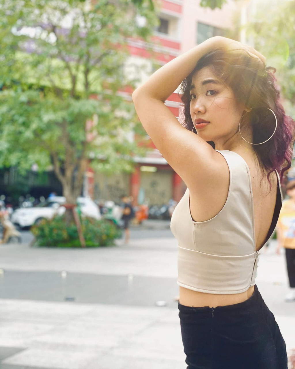 br/> Cece Trương có vẻ đẹp hiện đại, khỏe khoắn, với chiều cao 1,7 m. Chia sẻ với Zing, cô cho biết bản thân tốt nghiệp Đại học Kinh tế tại ERC Institute (Mỹ). Dần dần, con gái của ca sĩ Cẩm Vân nhận thấy mình đam mê với âm nhạc hơn nên đã thử sức trên con đường nghệ thuật.