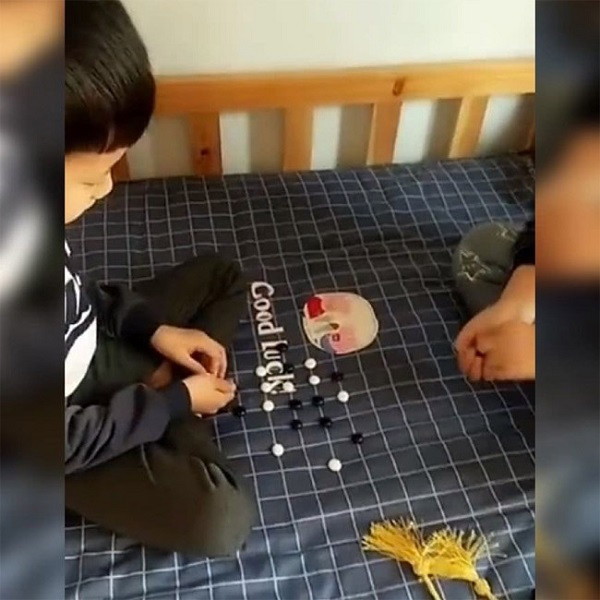 Nho tam ga giuong, hai cau con trai khong con thiet tha gi dien thoai-Hinh-3