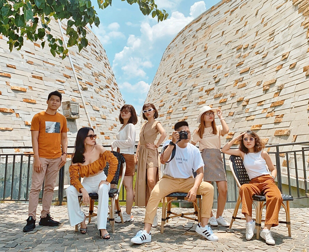 Những bộ ảnh có trang phục ton-sur-ton luôn để lại ấn tượng với người xem. Các bộ trang phục có màu sắc giống nhau hoặc cùng tone màu sẽ giúp các bạn có thêm sự đồng điệu trong từng bức ảnh. Ngoài trang phục thì địa điểm chụp ảnh kết hợp trong cách tạo dáng sẽ khiến bức ảnh thêm phần hoàn hảo. Ảnh: Nguyễn Quang Hoàng Lang.