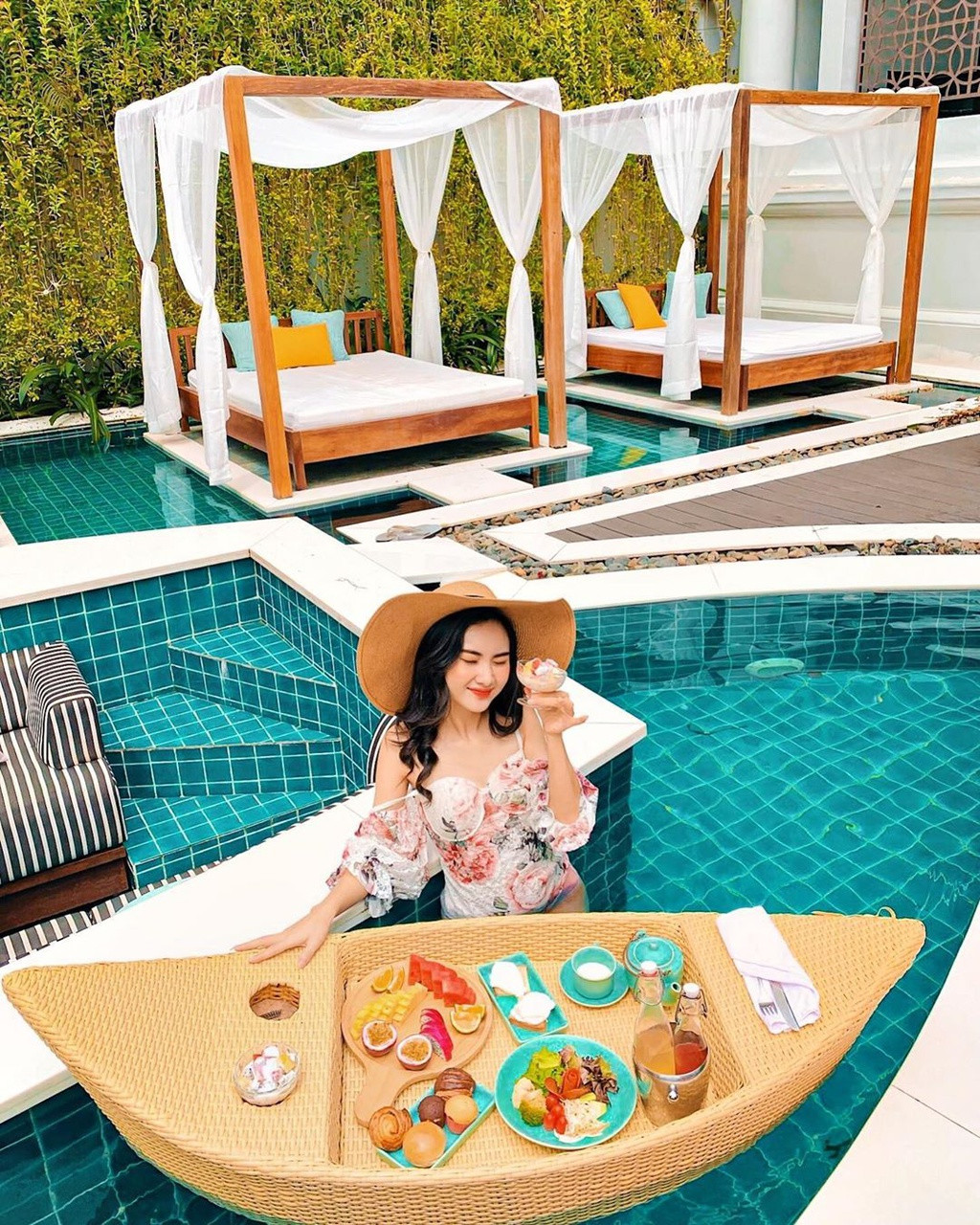  Chụp hình bên bàn ăn cũng là cách được nhiều bạn trẻ thực hiện để lưu giữ những khoảnh khắc về hành trình của mình. Bạn có thể chụp ảnh sang chảnh cùng khay đồ ăn trên hồ bơi, hay check-in bên bàn tiệc với những món ăn được trình bày, trang trí đẹp mắt. Ảnh: Tammyvu95, hatrangngo.