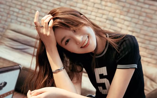 Thời gian gần đây, khán giả dành nhiều sự quan tâm về cuộc sống của Kiều Hân - cô gái mới dính tin đồn tình cảm với diễn viên Dương Dương. Trang Sina đưa tin gia đình Kiều Hân ở tại khu trang viên đắt đỏ bậc nhất tại Thượng Hải với diện tích lên tới 1.200 m2 theo phong cách châu Âu. Biệt thự rộng rãi có thể đậu máy bay trực thăng.