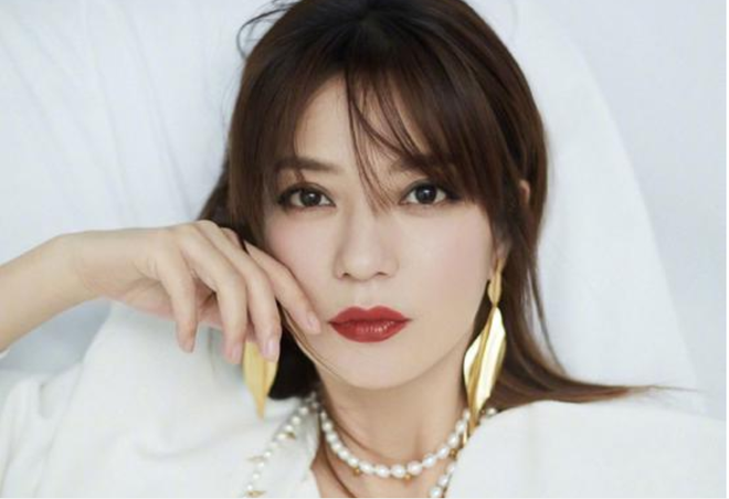 Triệu Vy là nữ diễn viên hiếm hoi lọt vào danh sách tỷ phú Trung Quốc cùng ông xã - thương gia Huỳnh Hữu Long. Mới đây,163 đưa tin vợ chồng nữ diễn viên vừa tậu căn hộ penthouse tại Singapore với giá gần 20 triệu USD nằm trên con đường mua sắm nổi tiếng bậc nhất châu Á - Orchard. 