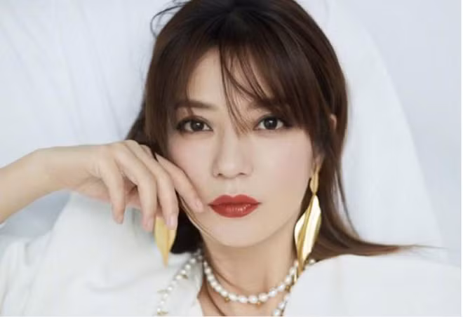 Triệu Vy là nữ diễn viên hiếm hoi lọt vào danh sách tỷ phú Trung Quốc cùng ông xã - thương gia Huỳnh Hữu Long. Mới đây,163 đưa tin vợ chồng nữ diễn viên vừa tậu căn hộ penthouse tại Singapore với giá gần 20 triệu USD nằm trên con đường mua sắm nổi tiếng bậc nhất châu Á - Orchard. 