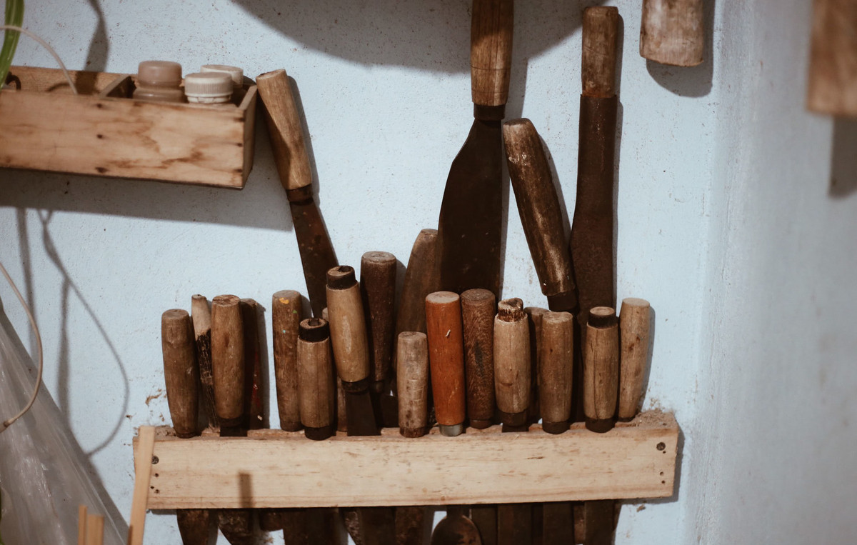 Để làm ra được một sản phẩm chuồn chuồn tre hoàn chỉnh cần hơn 20 loại dao. Mỗi một loại dao sử dụng cho một hoặc một vài công đoạn khác nhau.