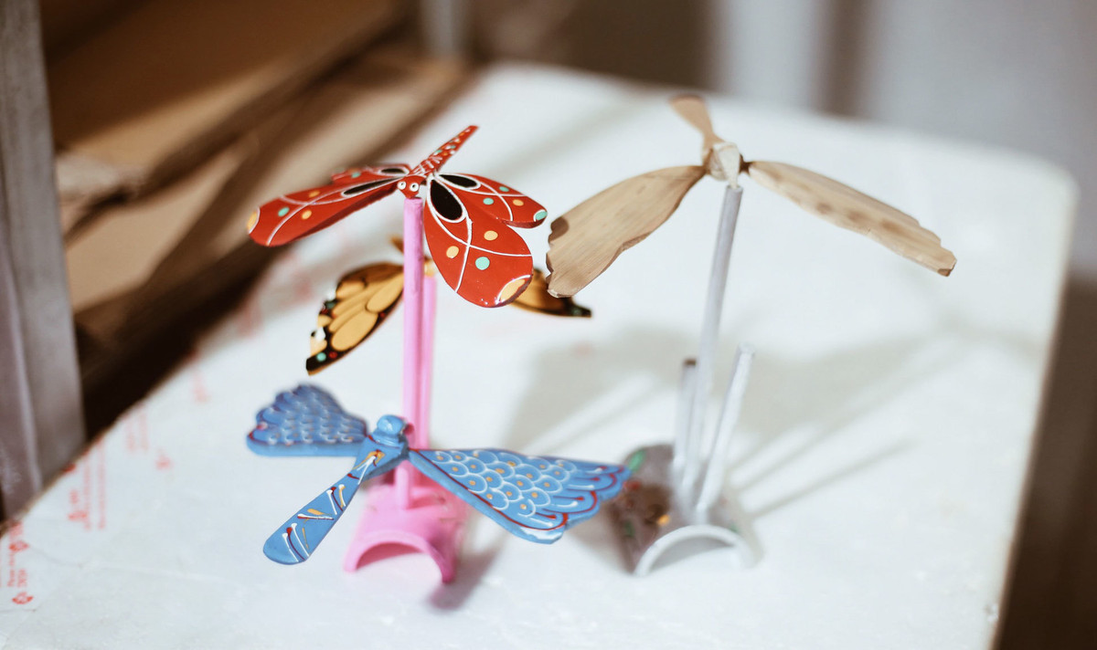 Để làm được sản phấm chuồn chuồn có màu sắc đẹp, bền thì phải chọn loại tre cho măng đắng, độ lớn vừa phải, sau đó phơi tre từ 2 đến 3 tháng để có tre thô tốt nhất.