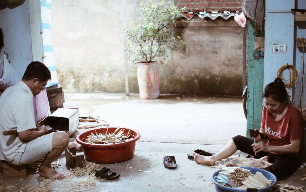 Để giữ được thăng bằng cho chuồn chuồn tre, người thợ phải vót thanh tre sao cho vừa vặn, không dày cũng không mỏng. Đây là một công đoạn vô cùng khó trong gần 20 công đoạn làm ra sản phẩm.