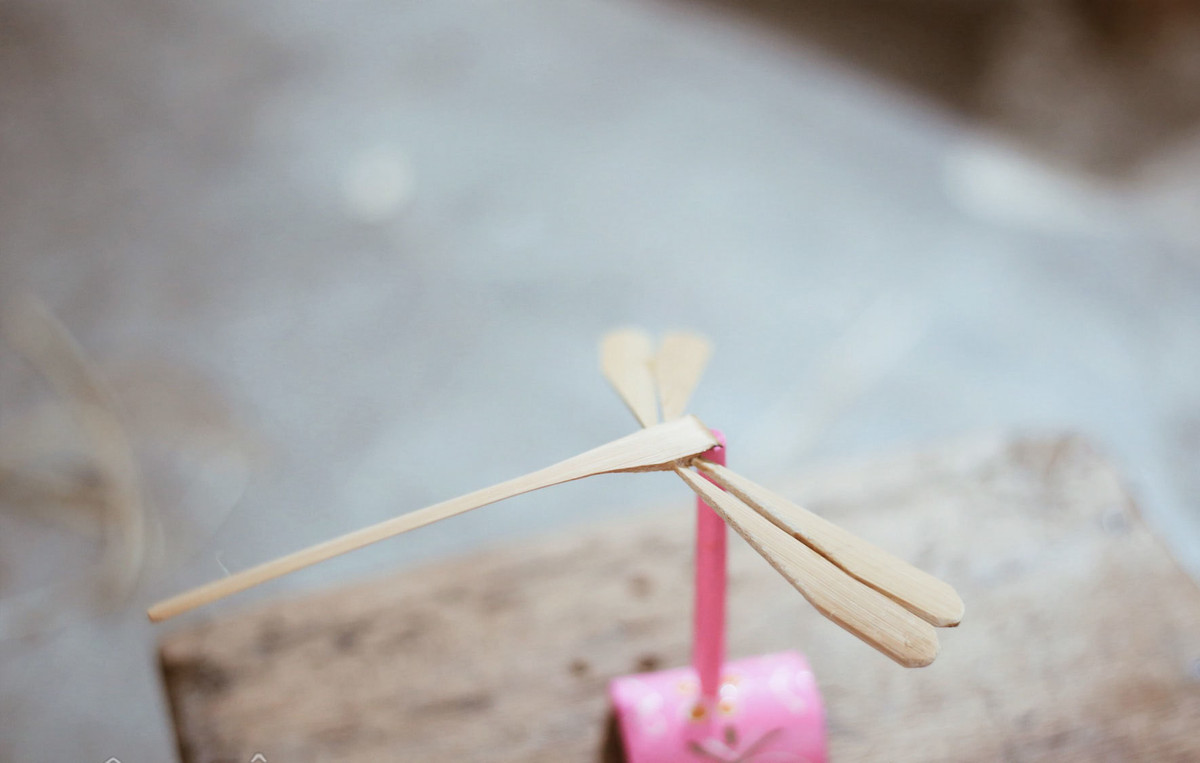 Sản phẩm chuồn chuồn tre thô đã được tạo hình bằng cách gắn keo.