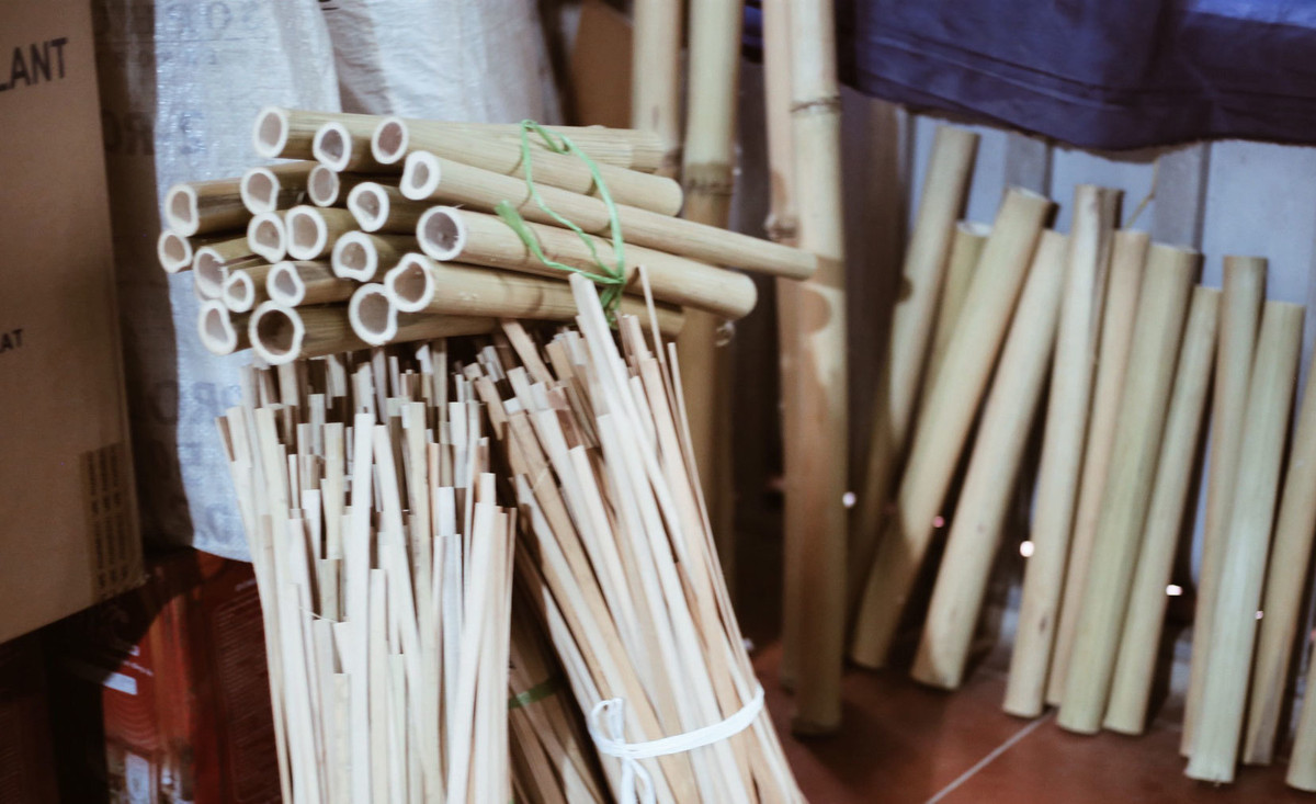 Một thành phẩm chuồn chuồn cần trải qua rất nhiều công đoạn, hơn 10 công đoạn phải tiếp xúc với dao và vật sắc nhọn. Vì thế mà bàn tay người thợ chai sạn, có nhiều vết đứt. "Làm chuồn chuồn bị đứt tay là chuyện bình thường" – vợ nghệ nhân Đỗ Văn Liên chia sẻ: