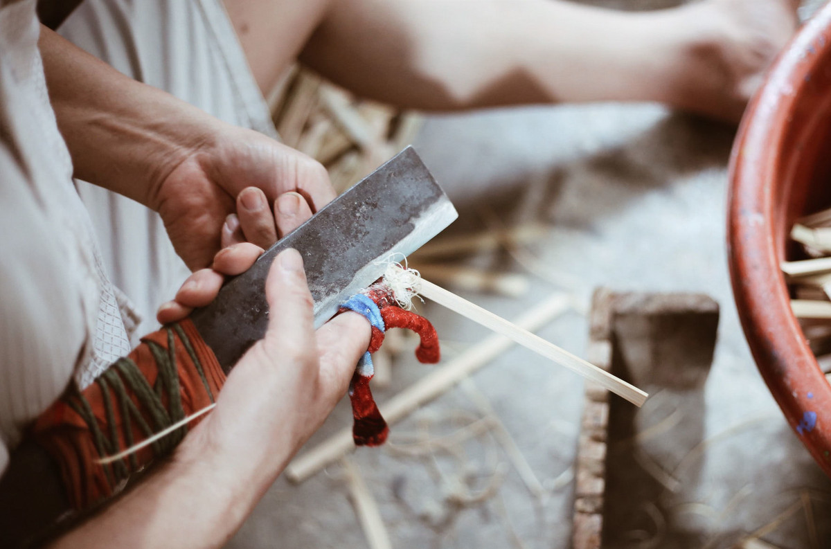 "Ai ơi giữ lại mảnh vươn nhỏ xinh để lũ chuồn chuồn tập bay!" Những người nghệ nhân Thạch Xá vẫn luôn giữ mãi trong tim ngọn lửa với nghề truyền thống của quê hương.