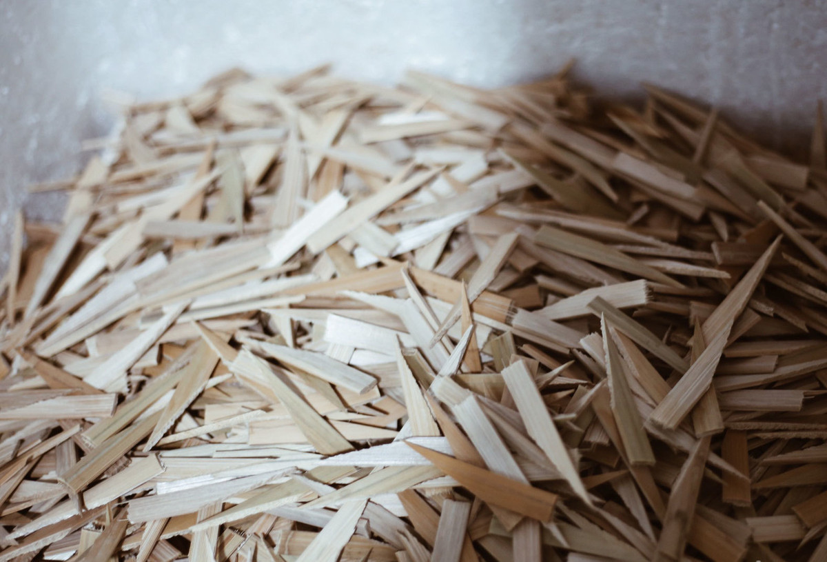 Cánh chuồn chuồn thô cần phải mang đi mài dũa bằng máy mài. Một ngày hai vợ chồng nghệ nhân Đỗ Văn Liên có thể mài từ 300 – 400 cánh