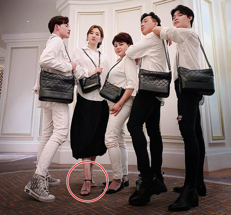 Hari Won de lo vet bam la tren chan khien fan reo ten Tran Thanh