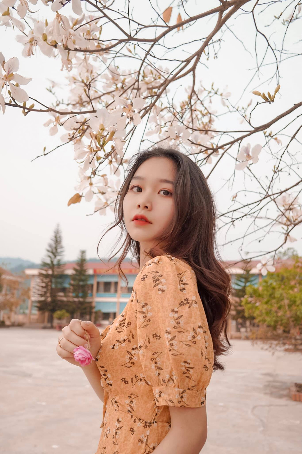 Tự nhận mình nhỏ người nhưng nhanh nhẹn, tháo vát, tổ trưởng tổ nữ của Trung đội B9D48 luôn là thành viên hoạt động tích cực và hiệu quả trong nhiều phong trào của trường. Với phương châm “tuổi trẻ phải sống hết mình”, Linh giành nhiều giải thưởng cấp học viện từ các cuộc thi: Duyên dáng áo dài, Nữ công gia chánh, Bóng đá nữ, Bóng chuyền nữ, Sinh viên nghiên cứu khoa học, Điều lệnh - Võ thuật Công an Nhân dân.