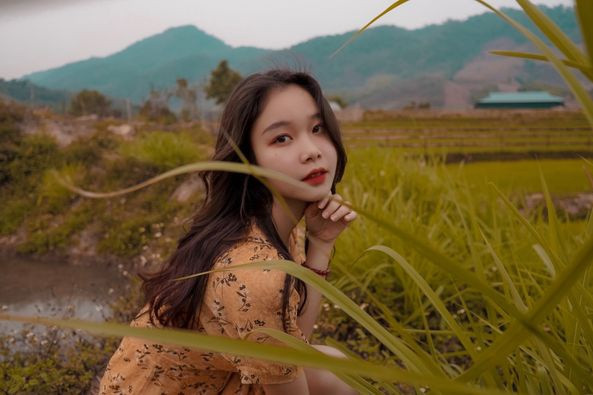 Trong con mắt thầy cô và bạn bè, Linh được xem là cô học trò “văn võ song toàn”. Cô học giỏi các môn văn hóa, chuyên ngành và thành thạo bắn súng, võ thuật. Linh chia sẻ: “Vì là con gái nên việc học thể lực và bắn súng rất vất vả, nhưng nhờ sự giúp đỡ của thầy cô, bạn bè cùng bản lĩnh của người chiến sĩ công an nhân dân nên mình có thể hoàn thành tốt các môn học này”.