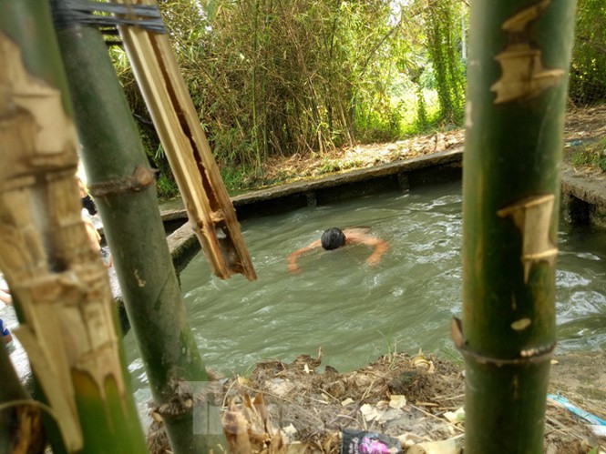 Ho nuoc 'khong day', ngan nguoi muc cung luc khong het-Hinh-2