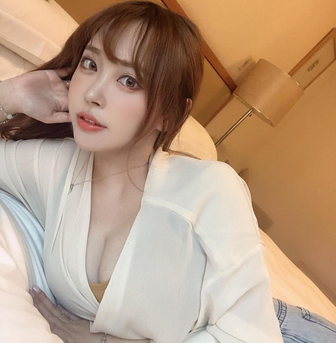 Nori vừa tròn 18 tuổi, là cosplayer có có phong cách gợi cảm, táo bạo. Sau khi đoạn clip được chia sẻ, Nori cũng hút thêm lượng người theo dõi lớn.