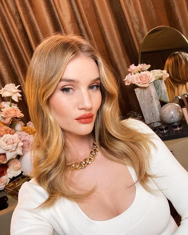  Đầu tư vào serum dưỡng da: Bạn gái Jason Statham có 3 loại serum khác nhau trong quy trình chăm sóc da. Một loại giúp dưỡng sáng, đẩy lùi tình trạng da không đều màu và các vết nhăn li ti. Loại thứ 2 là serum dưỡng ẩm, chứa chất chống oxy hóa, vitamin B5 và menthol. Loại thứ 3 mang đến tác dụng chống tắc nghẽn lỗ chân lông, làm mịn và tạo sự đồng đều về tông màu cho da. Ảnh: @rosiehw.