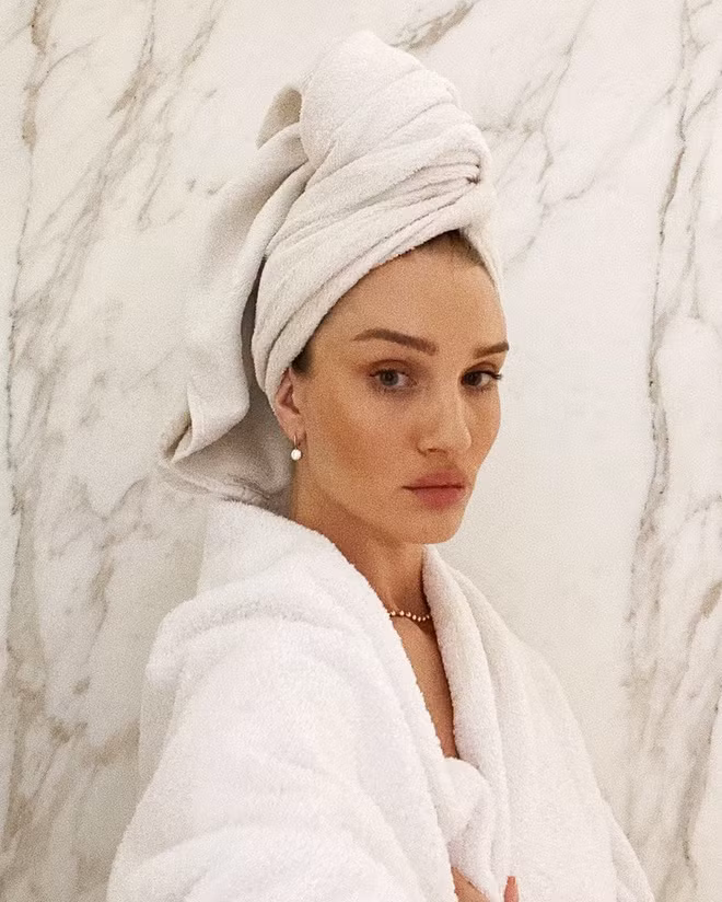  Dùng miếng pad trị mụn: Rosie Huntington-Whiteley sử dụng miếng bông thấm đẫm dung dịch chứa salicylic, mandelic và glycolic acid để trị mụn. Những miếng pad này còn giúp thông thoáng lỗ chân lông, tẩy tế bào chết. "Tôi thích sử dụng chúng vào buổi tối sau khi làm sạch da. Tôi sẽ dùng miếng bông lau khắp mặt và cổ. Khi thức dậy vào buổi sáng, tôi thấy làn da trở nên đều màu hơn", cựu thiên thần Victoria's Secret chia sẻ. Ảnh: @rosiehw.