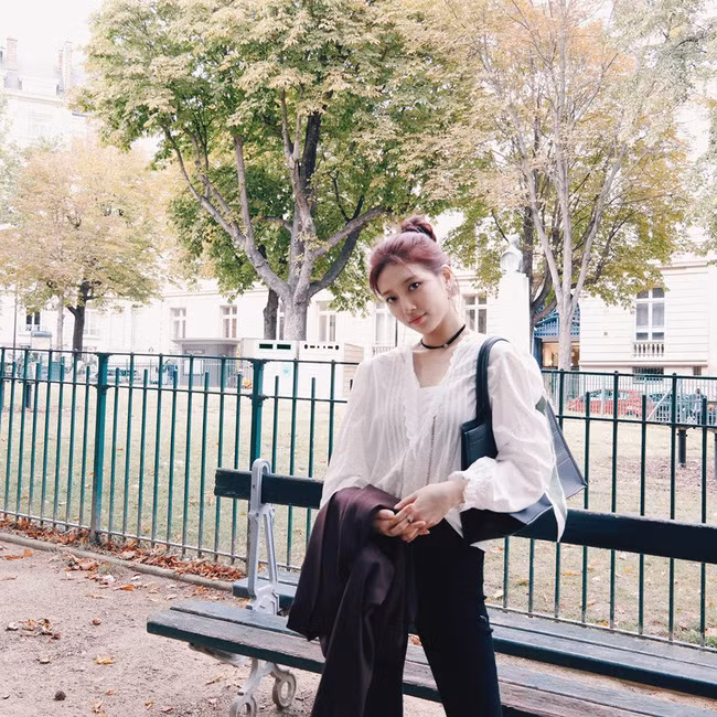 Ao so mi/blouse trang vao tay cac my nhan Han ra set do dep me ly-Hinh-5