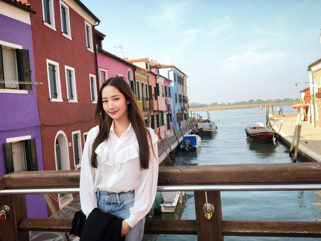 Ao so mi/blouse trang vao tay cac my nhan Han ra set do dep me ly-Hinh-4