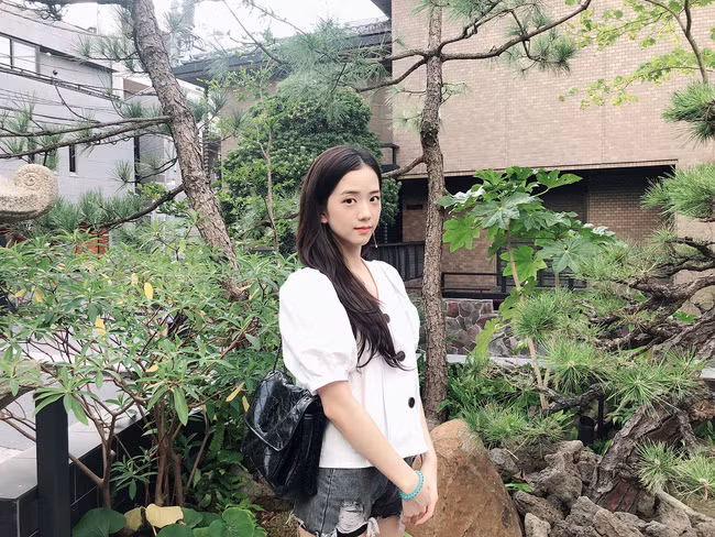 Ao so mi/blouse trang vao tay cac my nhan Han ra set do dep me ly-Hinh-8