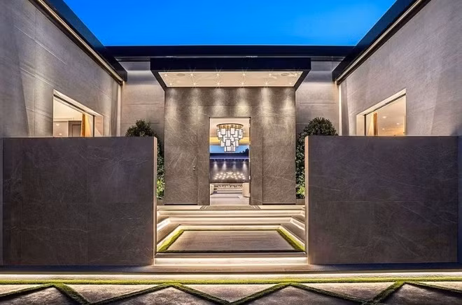 Dinh thự này có nhà để xe đủ chỗ cho 20 chiếc xe.