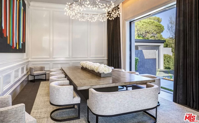 Dinh thự cũng có gian bếp sang chảnh với tủ bếp theo phong cách châu Âu và loạt đồ gia dụng hiện đại.