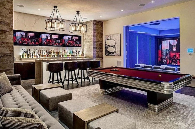 Dinh thự có 7 phòng ngủ và 14 phòng tắm. Ngoài ra, tại đây còn có nhà dành cho nhân viên ninh, hai căn hộ dành cho khách.