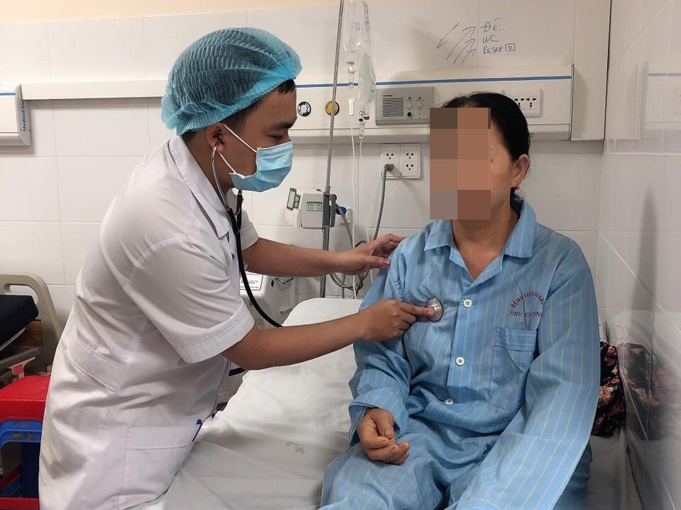 Dung chu quan voi nhung vet loet nho tren da