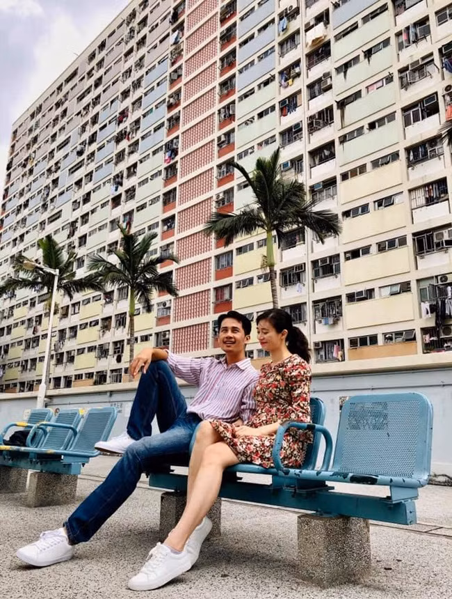 Chị Lê Xuân chia sẻ: "Đó là lễ cưới nhỏ, ấm cúng vì thời COVID-19. Lễ cưới của chúng mình cũng tự chuẩn bị hầu hết từ concept tới kịch bản, nhạc... MC và chụp hình cũng nhờ bạn bè". Cả hai cũng đang lên kế hoạch cho những chuyến đi tiếp theo, cùng thực hiện bộ ảnh gia đình hạnh phúc.