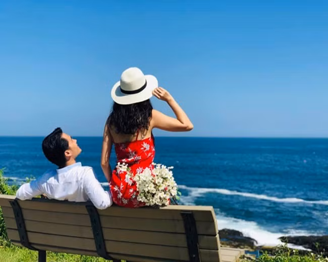 Trên suốt chặng đường, thay vì thuê thợ chụp hình, anh Trần Huy tự đặt chân máy (giá 300 nghìn đồng) và chụp ảnh bằng chiếc điện thoại sẵn có. Chị Lê Xuân chuẩn bị váy cô dâu nhẹ nhàng và những bộ váy tinh tế khác. Chị cũng không quên mang theo một bó hoa cưới bằng vải, tiện cho vào vali. Vì thế mà, khung hình nào cũng đều rực rỡ, đẹp như mơ. 