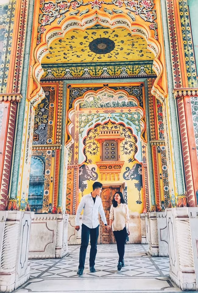 Cả cô dâu-chú rể đều ăn mặc giản dị nhưng nụ cười viên mãn, ánh mắt hạnh phúc trao nhau đã giúp họ đẹp trong mọi khung hình.