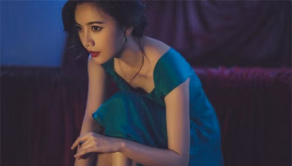 Di cong tac goi video cho chong, toi soc khi co mai toc phu nu