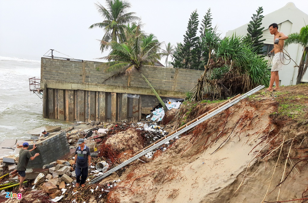 Trao đổi với Zing, ông Nguyễn Thế Hùng, Phó chủ tịch Thường trực UBND TP Hội An, cho biết địa phương đã có phương án để giảm thiểu tác động của việc sạt lở. "Chúng tôi sẽ sử dụng kè mềm, dùng bao tải cát gia cố tạm bờ biển. Tuy nhiên, do sóng lớn nên chưa thể thực hiện", ông Hùng nói.