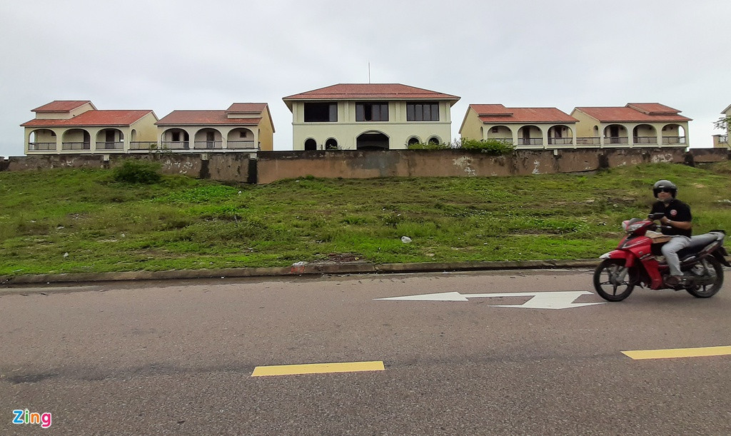 Lo ngại việc sạt lở, nhiều khách sạn và resort hạng sang như Palm Garden, Victoria đầu tư hàng chục, thậm chí trăm tỷ phải đóng cửa nhiều năm nay.