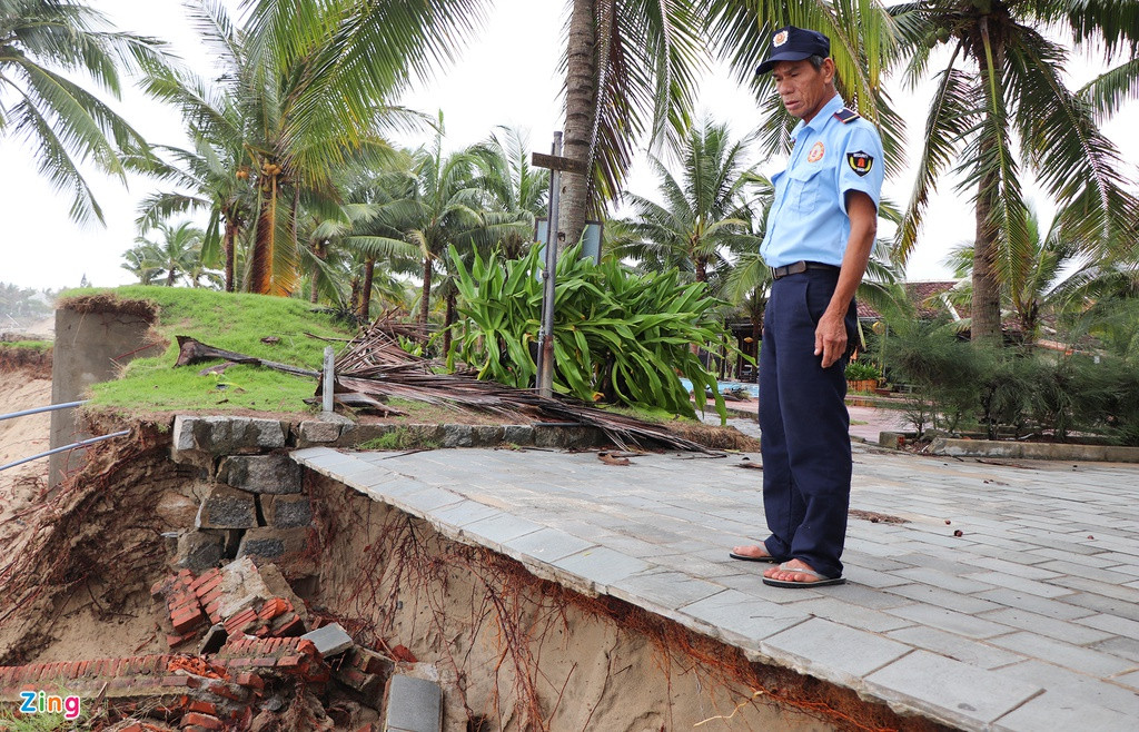 Ông Nguyễn Xuân Chấn, bảo vệ Tropical Hoi An Beach resort tại phường Cẩm An, cho biết việc sạt lở kéo dài khoảng 2 tháng nay. "Sạt lở ngày càng nghiêm trọng. Đợt trước bão số 5, bờ kè của resort tôi bảo vệ ra tận biển hơn 20 m. Tuy nhiên bây giờ sóng đánh mạnh quá nên bờ biển bị bào mòn", ông Chấn nói.