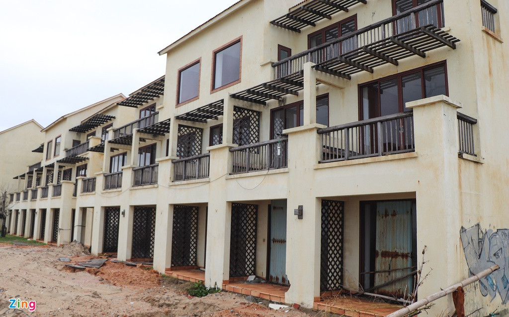 Bờ biển Cửa Đại bị sạt lở kéo dài hàng km, ăn sâu vào bên trong đất liền có đoạn gần trăm mét.