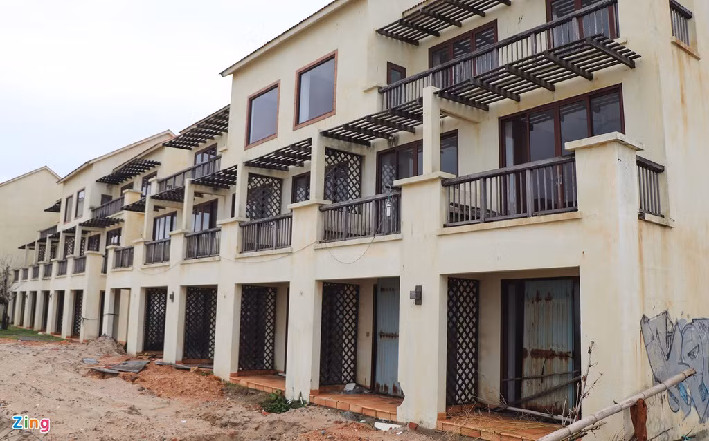 Bờ biển Cửa Đại bị sạt lở kéo dài hàng km, ăn sâu vào bên trong đất liền có đoạn gần trăm mét.