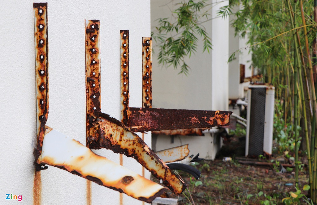 Bị bỏ hoang nhiều năm, một số hạng mục tại các resort hoen gỉ, mục nát.