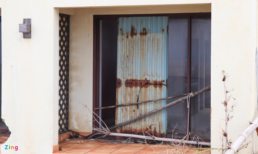 Vì sóng lớn gây sạt lở sát resort, chủ sở hữu phải đóng cửa và rào chắn để đảm bảo an toàn.