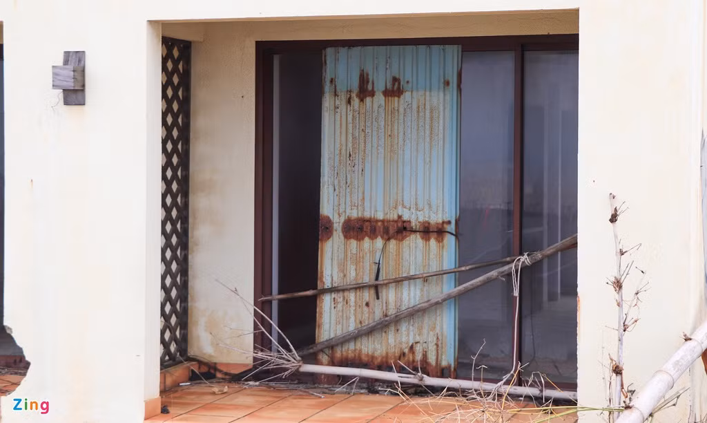 Vì sóng lớn gây sạt lở sát resort, chủ sở hữu phải đóng cửa và rào chắn để đảm bảo an toàn.