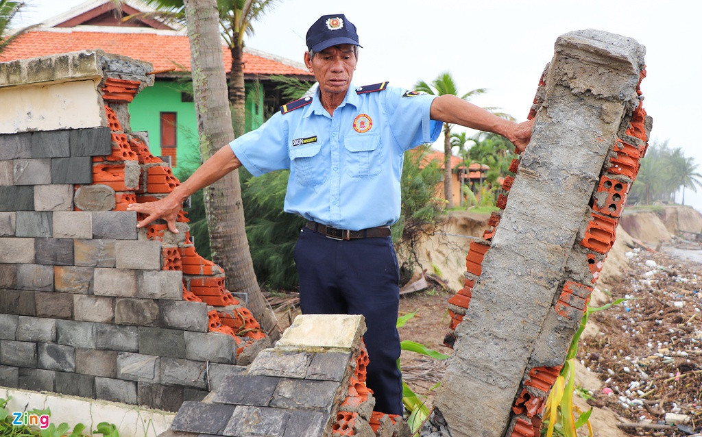 Theo ông Chấn, đoạn tường rào ngăn cách giữa 2 resort nơi ông làm việc bị sóng đánh gây sạt lở và hư hỏng gần một tuần nay.