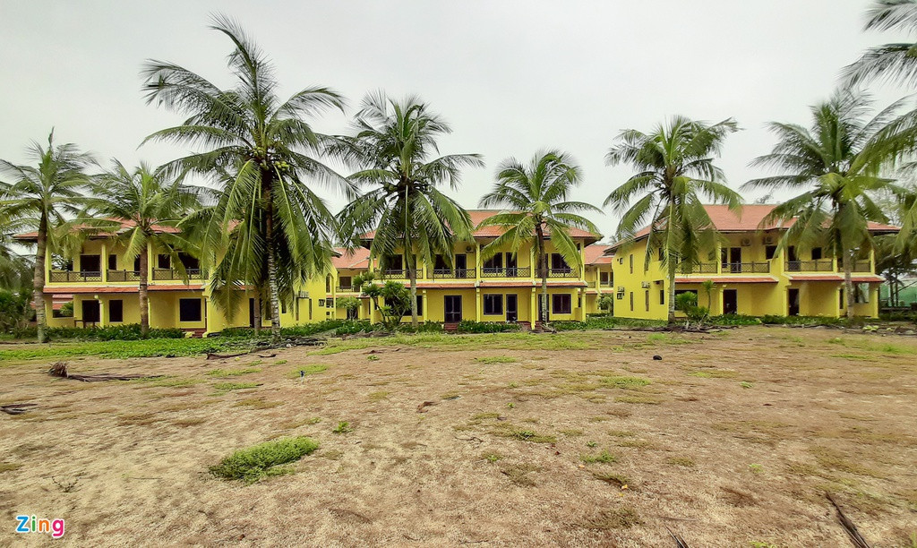 "Chỉ trong vòng 2 tháng, bờ biển bị bào mòn 10-20 m. Resort bên tôi chỉ còn cách bờ biển khoảng 30 m. Sắp tới có áp thấp nhiệt đới, bão tiếp tục vào tôi sợ việc sạt lở sẽ nguy hiểm hơn", ông Chấn lo lắng.