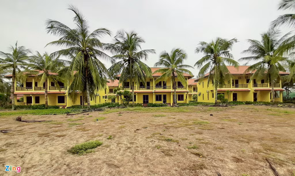 "Chỉ trong vòng 2 tháng, bờ biển bị bào mòn 10-20 m. Resort bên tôi chỉ còn cách bờ biển khoảng 30 m. Sắp tới có áp thấp nhiệt đới, bão tiếp tục vào tôi sợ việc sạt lở sẽ nguy hiểm hơn", ông Chấn lo lắng.