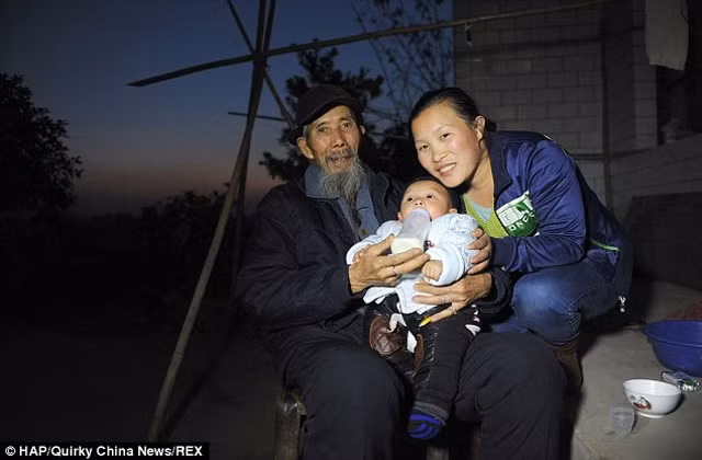 Chu re 72 cuoi co hang xom kem 45 tuoi gio ra sao?-Hinh-8