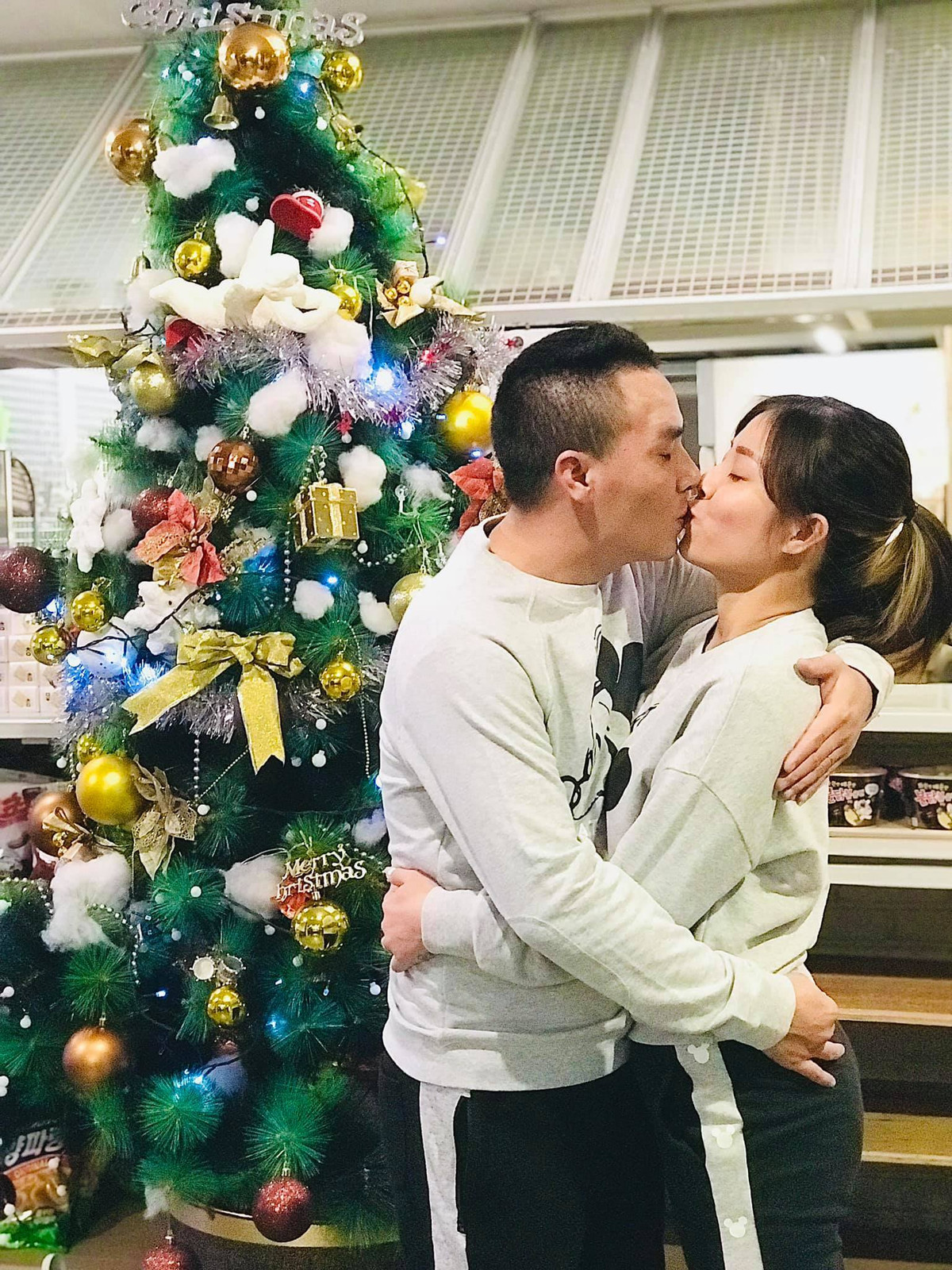 Ngưỡng mộ tình cảm của anh chị; Quá là ngưỡng mộ, luôn hạnh phúc như thế này nhé anh chị; Một tình yêu đẹp mĩ mãn, chúc anh chị hạnh phúc... là những bình luận để lại trên trang cá nhân của Hoàng Linh và Mạnh Hùng. MC Hoàng Linh và chồng đã có khoảng thời gian hơn 5 năm bên nhau. Cả hai hiện có một cuộc sống hạnh phúc viên mãn bên hai con. Với Hoàng Linh, quãng thời gian 5 năm bên nhau đủ cho cả hai thấu hiểu và chia sẻ với nhau dù cũng có những lúc "cơm chẳng lành, canh chẳng ngọt". Nhưng sau cùng, cô cũng bày tỏ thấy mình thật may mắn khi có một người bạn đời “tốt bụng” lại có khả năng nhường nhịn như chồng mình.