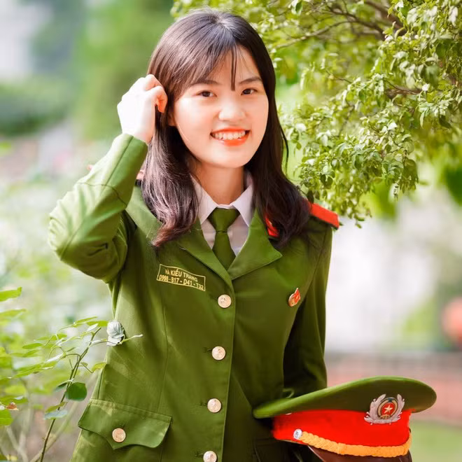 br/> Từng nằm trong top thí sinh có điểm tuyển sinh đầu vào cao nhất chuyên ngành tiếng Trung Quốc của Học viện Cảnh sát nhân dân vào năm 2015, sau 4 năm, Hà Kiều Trang (sinh năm 1997, Phú Thọ) lại được vinh danh là thủ khoa đầu ra. Nói về bí quyết học tập, Trang cho hay cô thường tận dụng thời gian một cách triệt để, trên lớp chú ý nghe giảng, về nhà ôn lại bài kết hợp nghiên cứu sâu bằng cách đọc tài liệu liên quan.