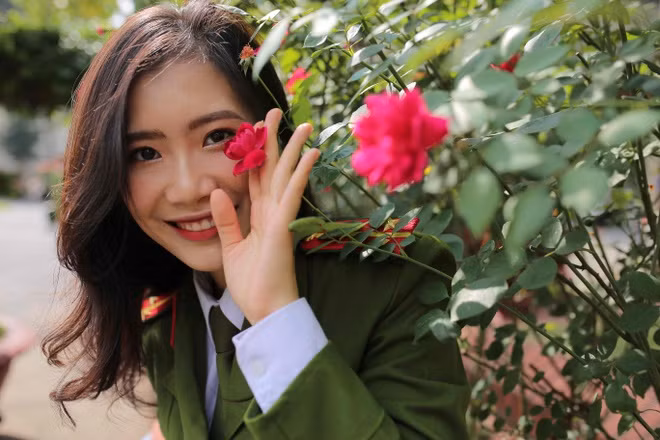 br/> Với số điểm tổng kết 9,13, Trịnh Thùy Linh (sinh năm 1998, Phú Thọ) đạt danh hiệu sinh viên xuất sắc toàn khóa 2016-2020 của Học viện Cảnh sát nhân dân, được Bộ Công an phong thăng hàm cấp bậc lên trung úy thay vì thiếu úy. Ngoài ra, 4 năm theo học, Linh còn là lớp phó học tập năng động, 3 năm liền là học viên giỏi, 1 năm là học viên xuất sắc, giải ba nghiên cứu khoa học năm học 2017-2018, chứng chỉ HSK5 (274 điểm), giải ba Cuộc thi Olympic Luật hình sự.